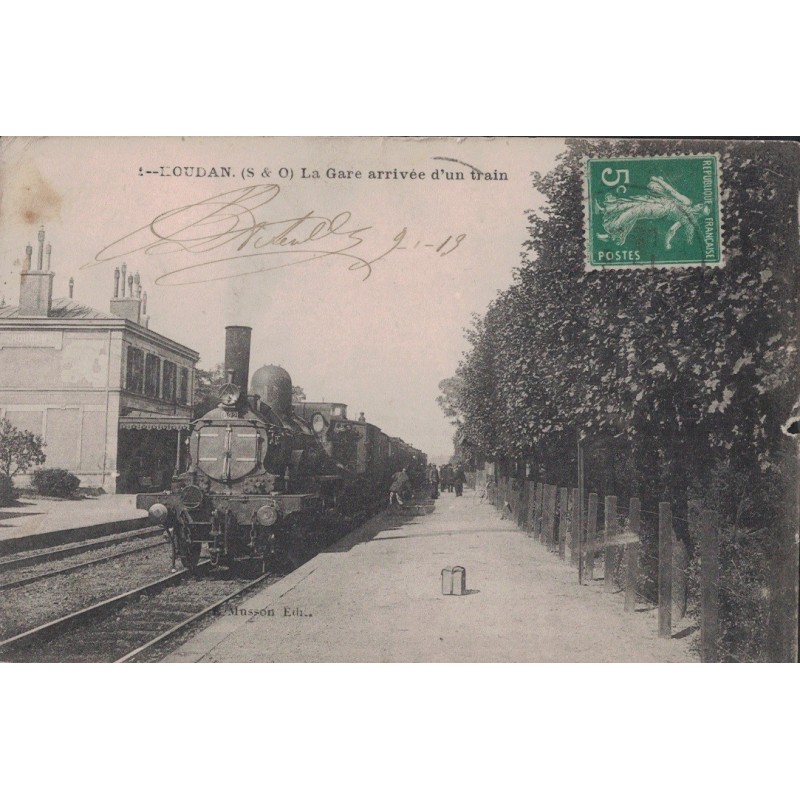 HOUDAN - LA GARE - ARRIVEE D'UN TRAIN - GROS PLAN - PETIT TROU COTE DROIT - RARE.