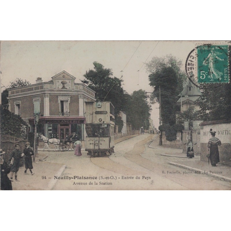 NEUILLY PLAISANCE - ENTREE DU PAYS - AVENUE DE LA STATION - COLORISEE - CARTE DATEE DE 1911.