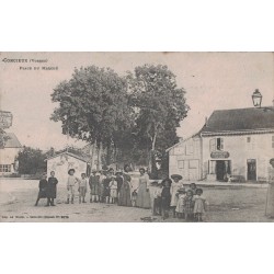 CORCIEUX - PLACE DU MARCHE - ANIMATION - ENFANTS - CAFETIER FONDREVAY - CARTE DATEE DE 1905.