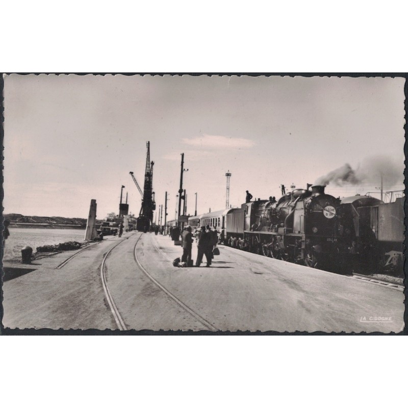 CALAIS - LA GARE MARITIME ET LA FLECHE - CARTE DATEE DE 1954.