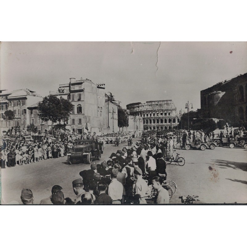 ITALIE - ROME - 15 JUIN 1944 - LES TROUPES FRANCAISES DEFILENT A ROME - AU FOND LE COLISEUM - NON CIRCULEE - DECHIRURE EN HAUT..