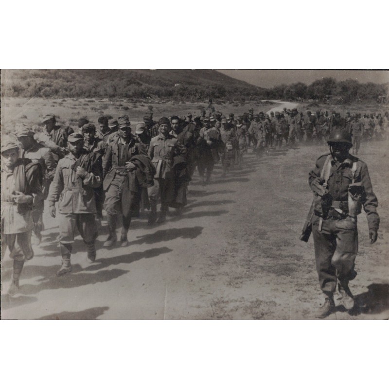 BIZERTE - PRISONNIERS ALLEMANDS ET ITALIENS AVANT LA PRISE DE BIZERTE - TUNISIE - DU TCHAD A TUNIS - NON CIRCULEE.