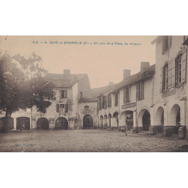 SAINT PE DE BIGORRE -  ST PE DE BIGORRE - UN COIN DE LA PLACE - LES ARCEAUX - CARTE DATEE DE 1931.