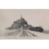 LE MONT ST MICHEL - VUE GENERALE DE LA DIGUE - TRAIN ET LOCOMOTIVE - CARTE NON CIRCULEE.