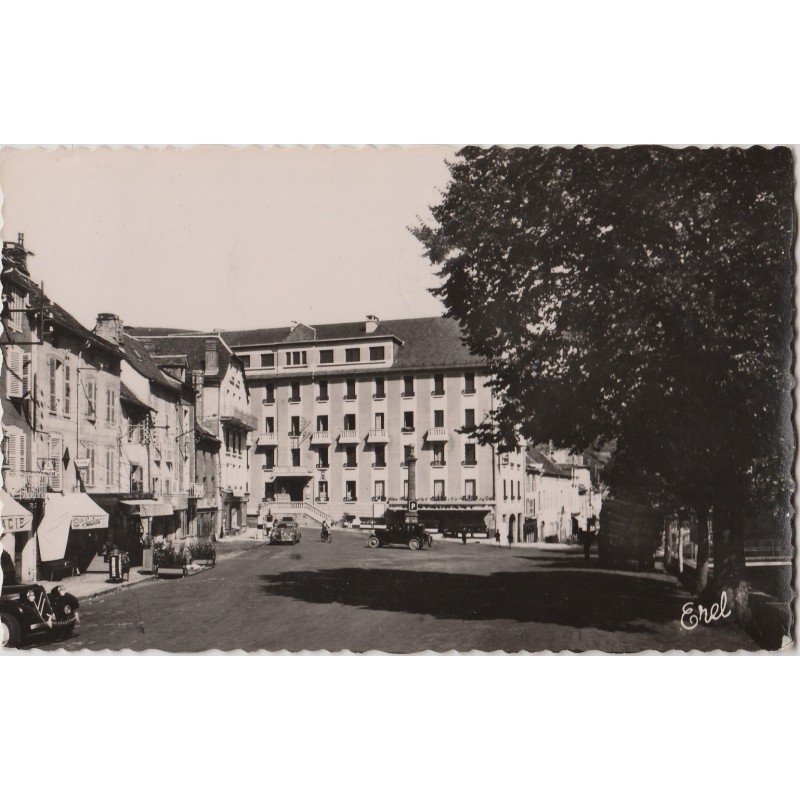 CHAUDES AIGUES - LA PLACE PRINCIPALE - CARTE DATEE DE 1965.