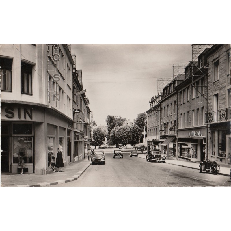 AVRANCHES  - RUE DE LA CONSTITUTION - VOITURES - CARTE AVEC TEXTE DATEE DE 1961.