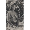 DANS LE SILLAGE DE BOUGAINVILLE - N°3 - ILES PITCAIRN - JEUNE FILLE TRIANT DU CAFE - IONY L- PLAMARINE  - 1954-1955.