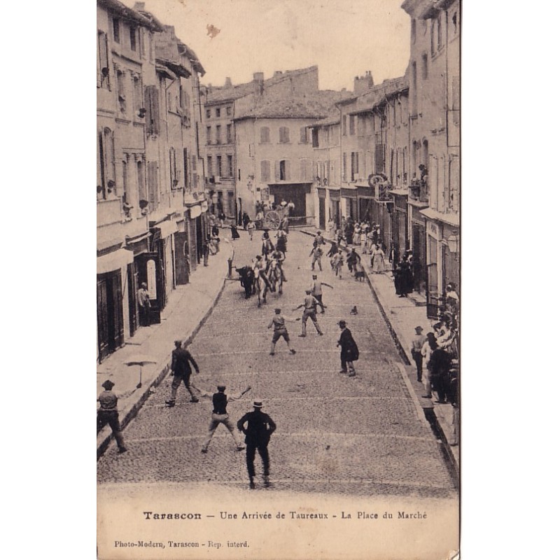 TARASCON - UNE ARRIVEE DE TAUREAUX - LA PLACE DU MARCHE - AVEC TEXTE.