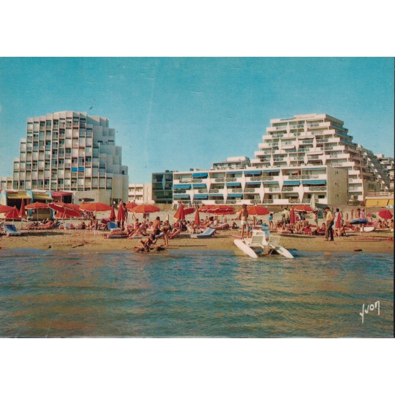 LA GRANDE MOTTE - LA PLAGE ET LES IMMEUBLES PYRAMIDAUX - NON CIRCULEE.