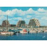 LA GRANDE MOTTE - LE PORT ET LES IMMEUBLES PYRAMIDAUX - NON CIRCULEE.