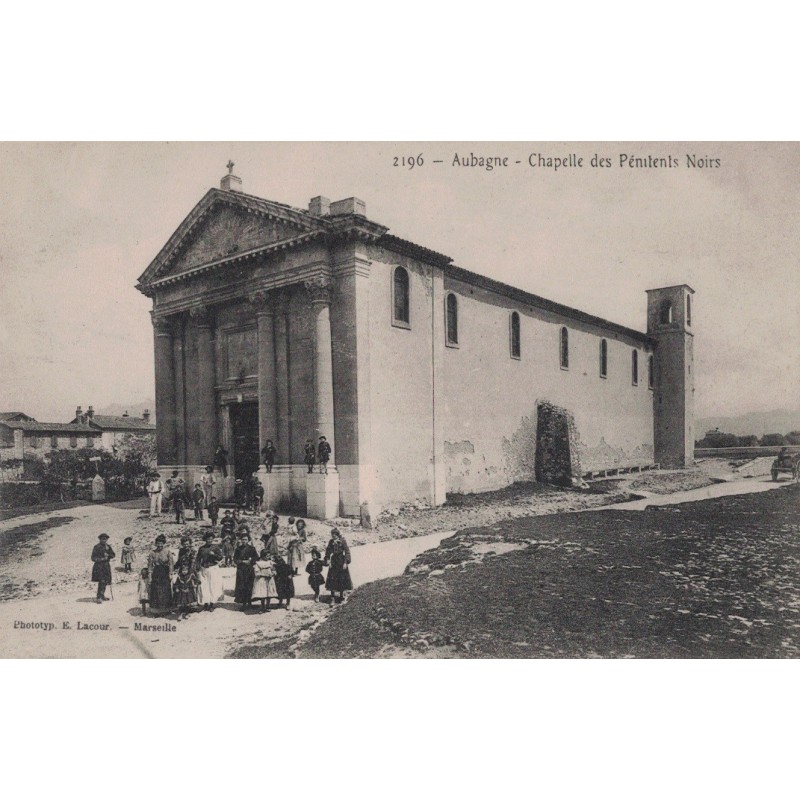 AUBAGNE - CHAPELLE DES PENITENTS NOIRS - SORTIE DE LA CHAPELLE - NON CIRCULEE.