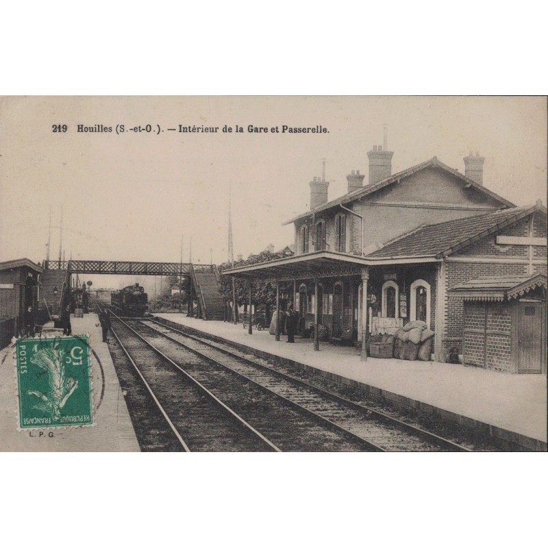 HOUILLES - INTERIEUR DE LA GARE ET PASSERELLE - DATEE DE 1911.