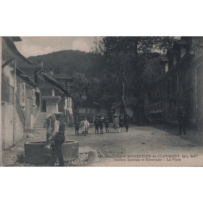 MONESTIER DE CLERMONT STATION ESTIVALE ET HIVERNALE - LA PLACE - CARTE AVEC TEXTE. - ANIMATION ET FONTAINE - CARTE AVEC TEXTE.