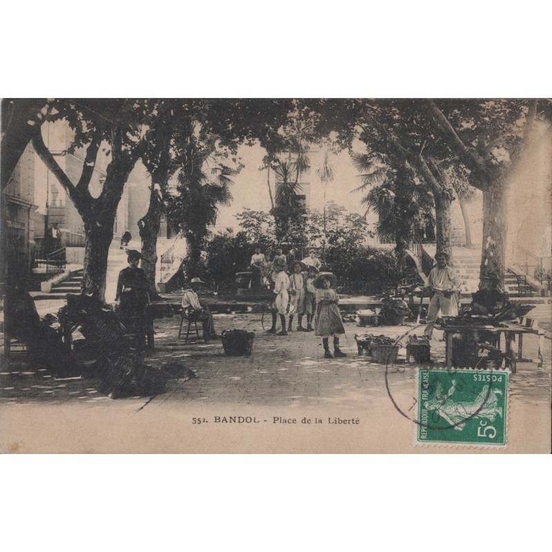 BANDOL - PLACE DE LA LIBERTE - LE MARCHE - ANIMATION - ENFANTS - CARTE DATEE DE 1909 - PETITE ENTAILLE.