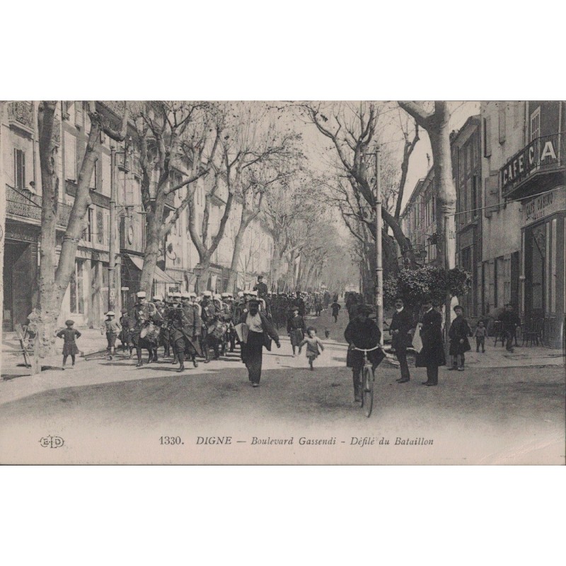 DIGNE - BOULEVARD GASSENDI - DEFILE DU BATAILLON - CARTE AVEC TEXTE.