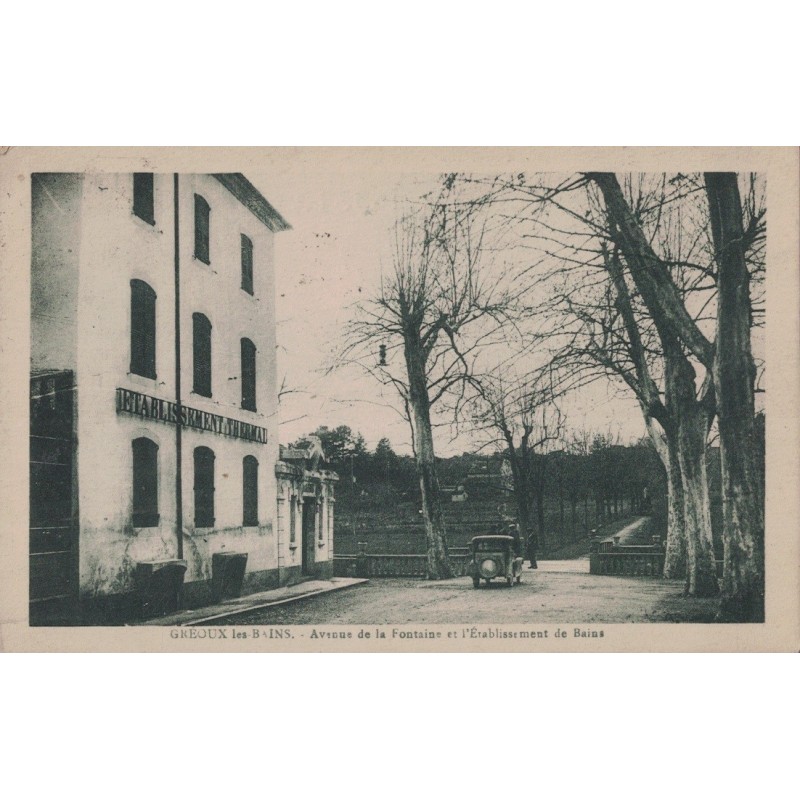 GREOUX LES BAINS - AVENUE DE LA FONTAINE ET L'ETABLISSEMENT DES BAINS - CARTE DATEE DE 1930.