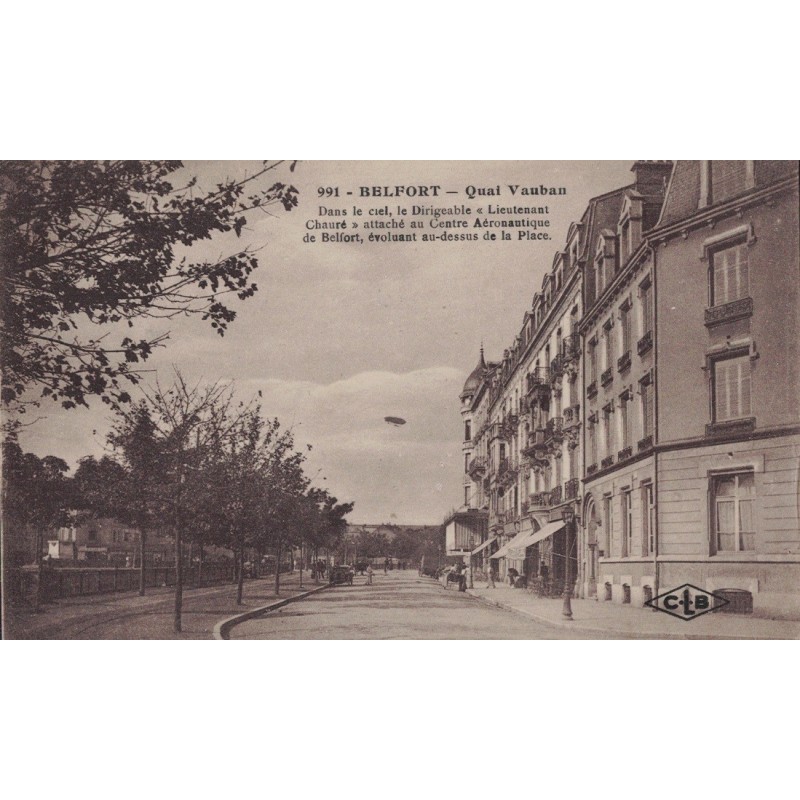 BELFORT - QUAI VAUBAN - DANS LE CIEL LE DIRIGEABLE "LIEUTENANT CHAURE" - CARTE DATEE DE 1920.