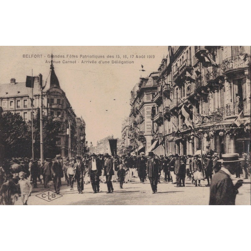 BELFORT - GRANDES FETES PATRIOTIQUES DES 15-16-17 AOUT 1919 - AVENUE CARNOT - CARTE DATEE DE 1920.