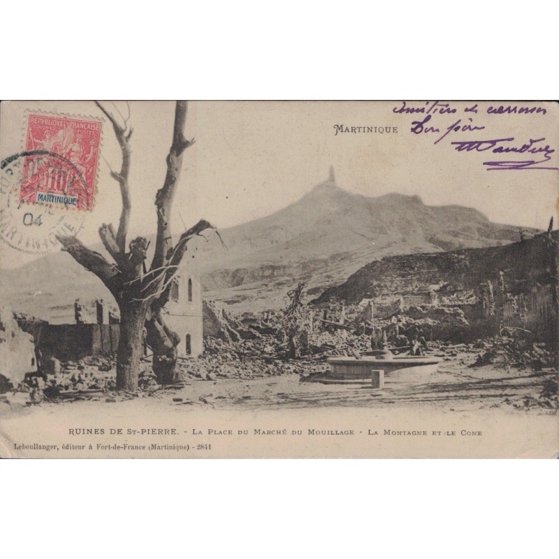 MARTINIQUE - RUINES DE ST-PIERRE - LA PLACE DU MARCHE DU MOUILLAGE - LA MONTAGNE ET LE CONE - CARTE DATEE DE 1904.