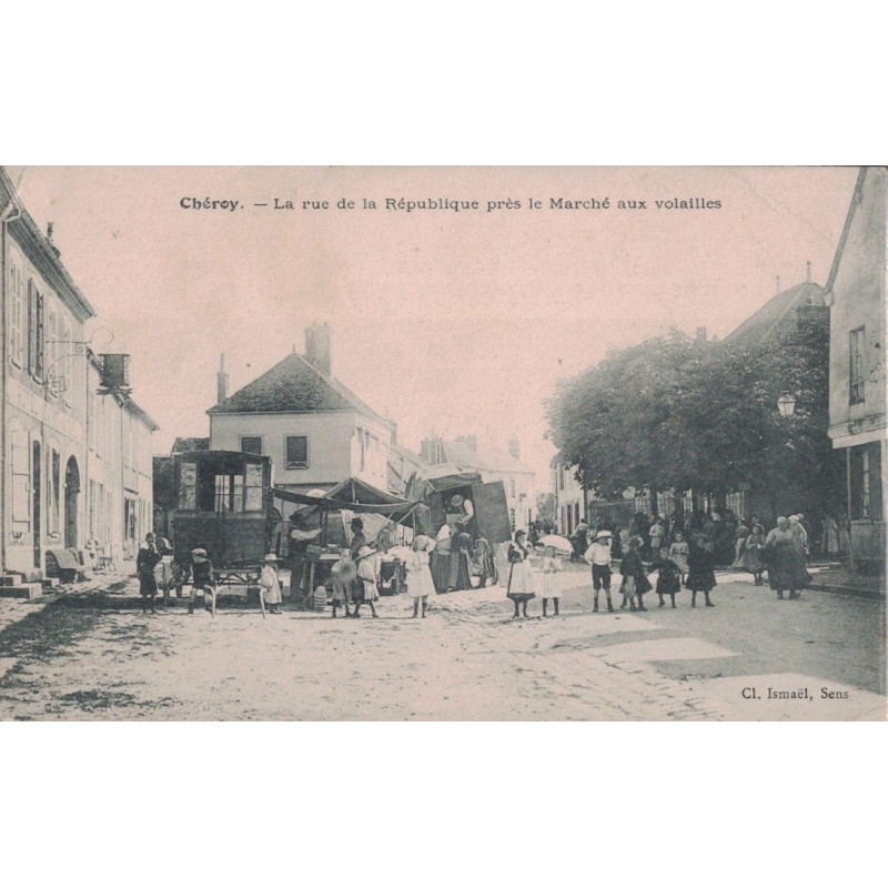 CHEROY -  LA RUE DE LA REPUBLIQUE PRES LE MARCHE AUX VOLAILLES - CARTE DATEE DE 1914.