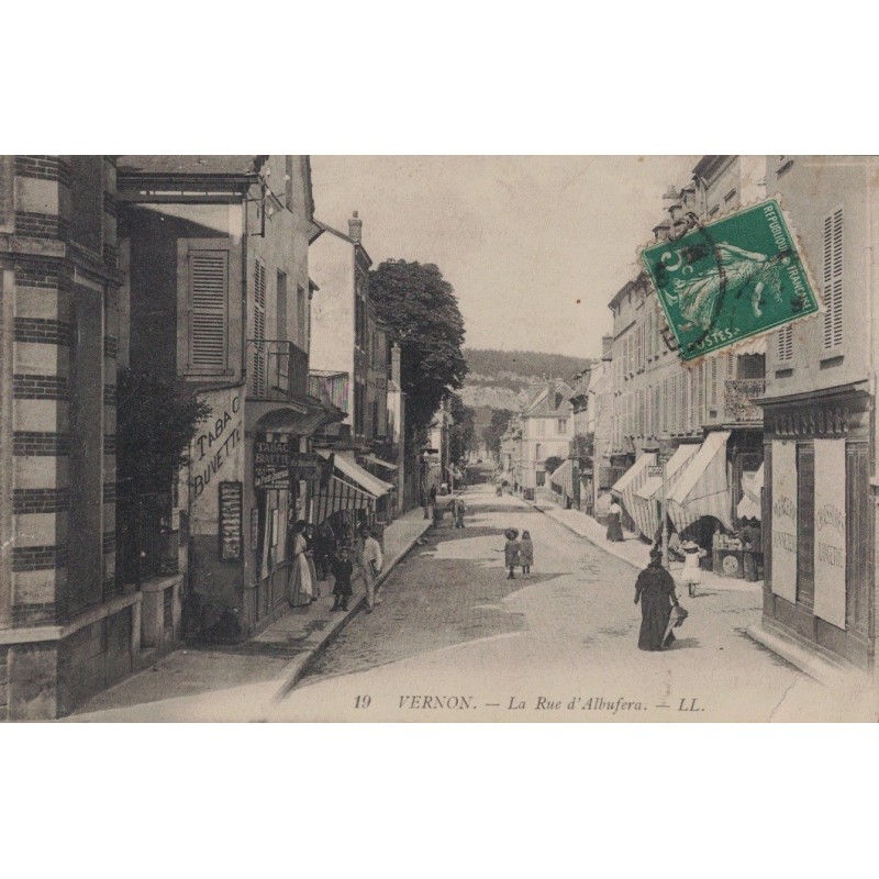 VERNON - LA RUE D'ALBUFERA - ANIMATION - COMMERCE - CARTE AVEC TEXTE.