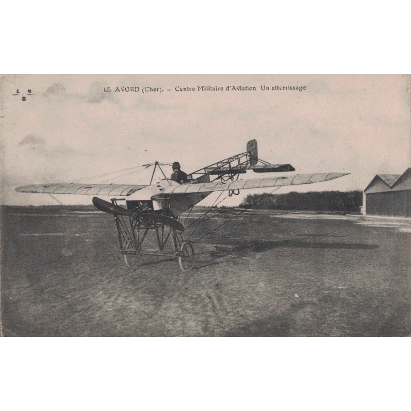 AVORD - CENTRE MILITAIRE D'AVIATION - UN ATTERRISSAGE - CARTE DATEE DE 1915.
