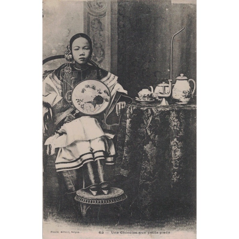 COCHINCHINE - UNE CHINOISE AUX PETITS PIEDS - SAIGON - NON CIRCULEE.