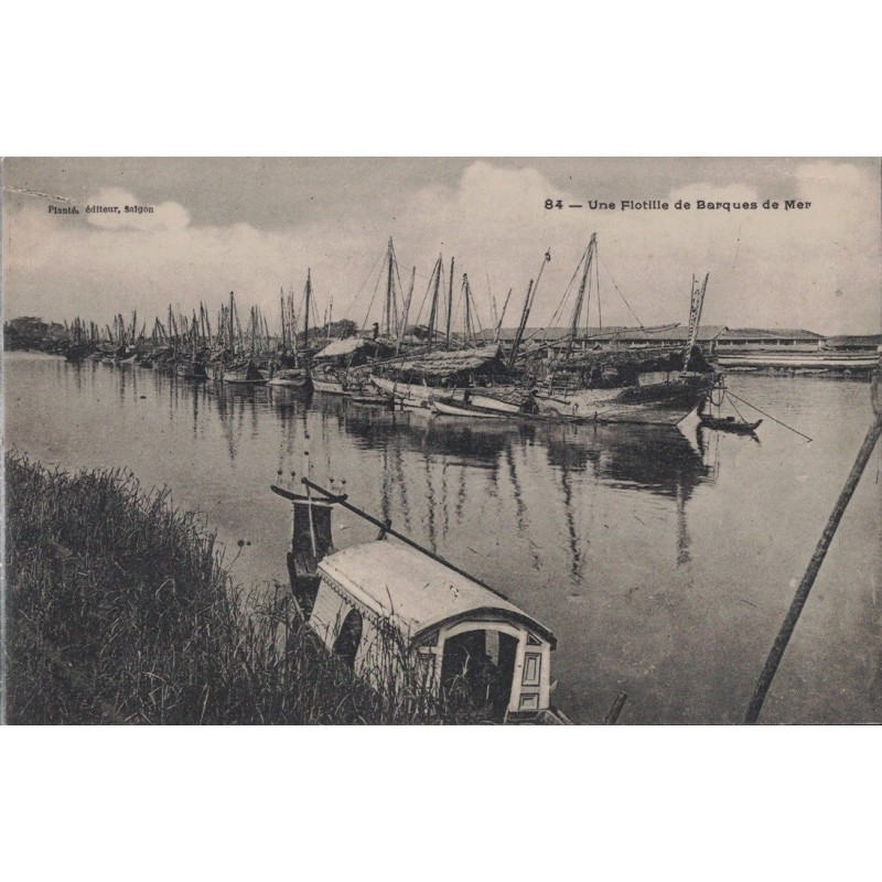 COCHINCHINE - UNE FLOTILLE DE BARQUES DE MER - SAIGON - CARTE NON CIRCULEE.