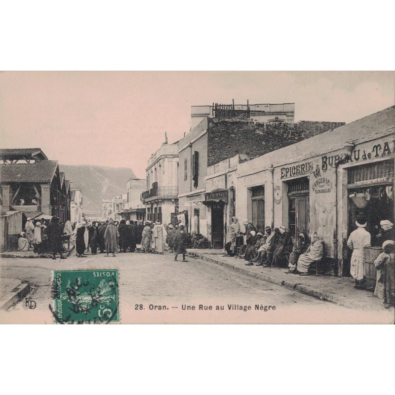 ORAN - UNE RUE AU VILLAGE NEGRE - MAGASIN - EPICERIE - TABACS - ANIMATION - CARTE DATEE DE 1909.