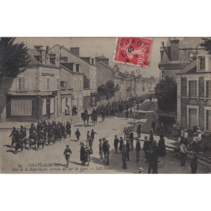 CHATEAUROUX - RUE DE LA REPUBLIQUE - ARRIVEE DU 90e DE LIGNE - ANIMATION - CARTE DATEE DE 1909.