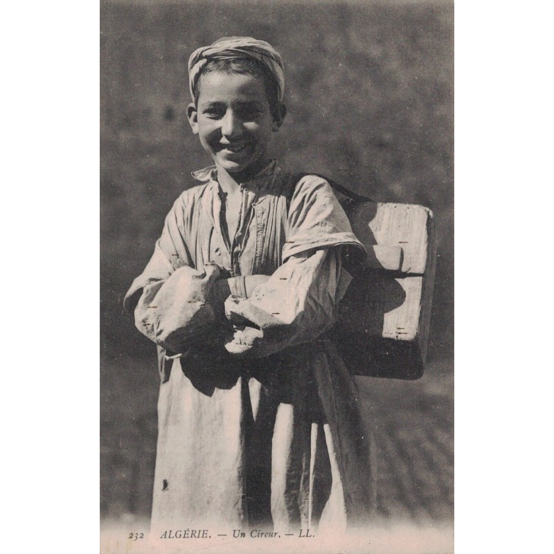 ALGERIE - UN CIREUR - ENFANT - CARTE NON CIRCULEE.