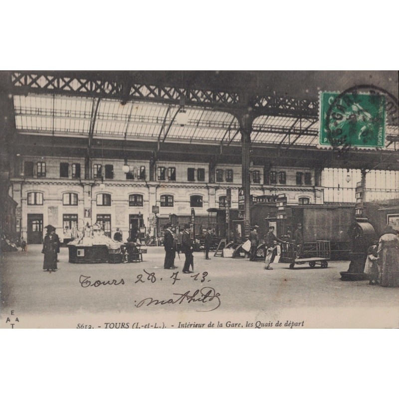 TOURS - INTERIEUR DE LA GARE - LES QUAIS DE DEPART - CARTE DATEE DE 1913.