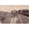 HAZEBROUCK - INTERIEUR DE LA GARE - LOCOMOTIVE - CARTE DATEE DE 1914.