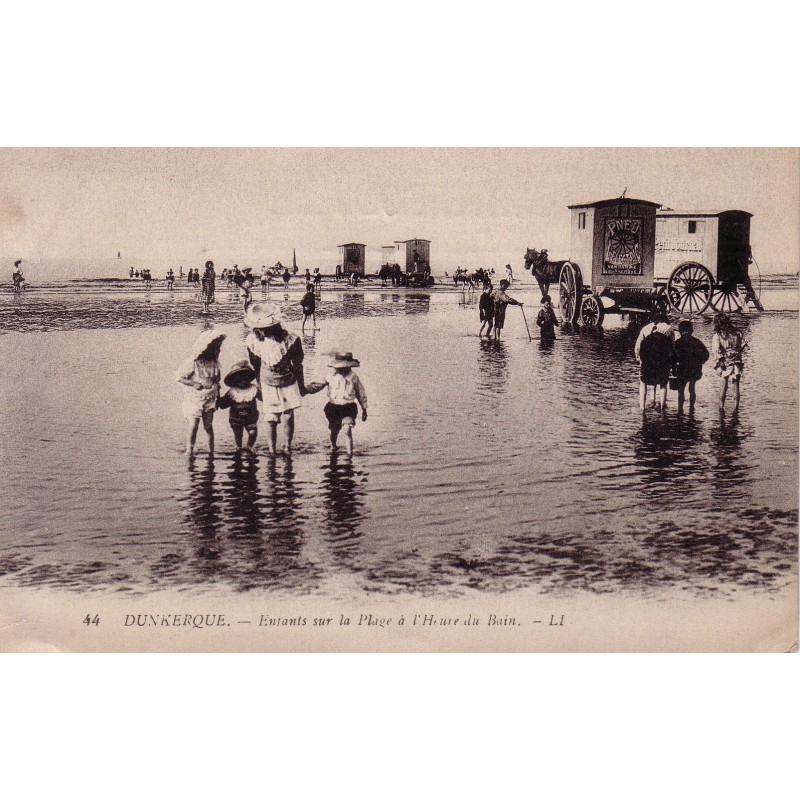 DUNKERQUE - ENFANTS SUR LA PLAGE A L'HEURE DU BAIN - CARTE NON CIRCULEE.