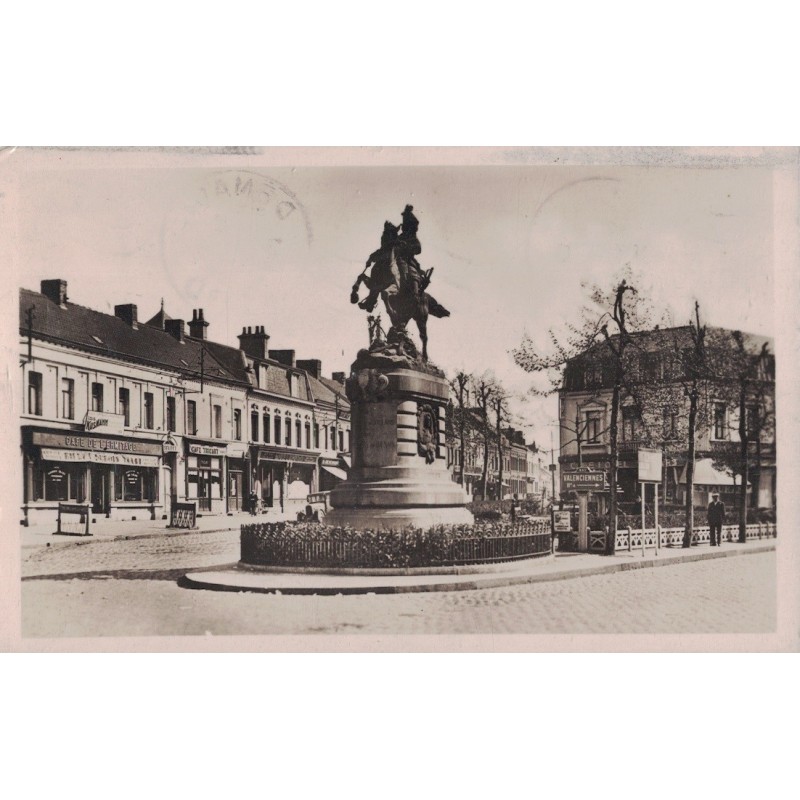 DENAIN - PLACE DE LA LIBERTE - STATUE VILLARS - CARTE DATEE DE 1947.