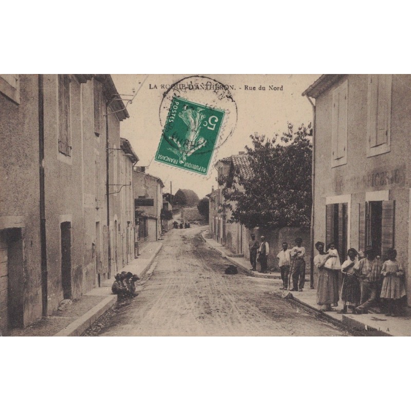 LA ROQUE D'ANTHERON - RUE DU NORD -BOULANGERIE - EPICERIE - ANIMATION - CARTE DATEE DE 1912.