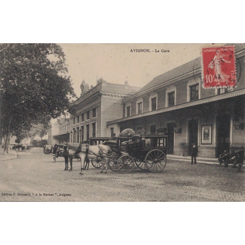 AVIGNON - LA GARE - EXTERIEUR - LES CALECHES DES HOTELS - CARTE DATEE DE 1913.