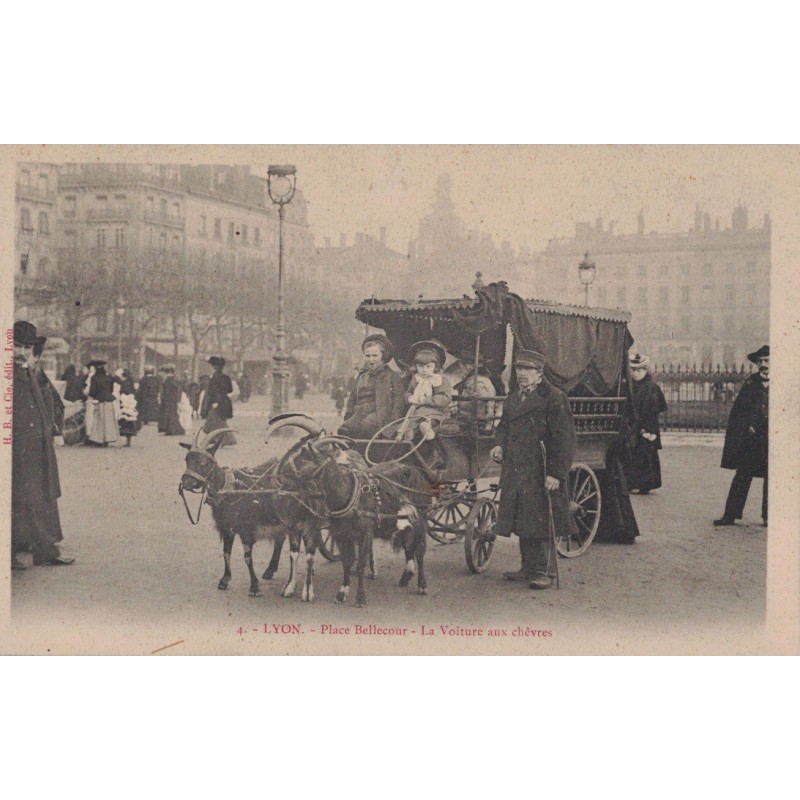 LYON - PLACE BELLECOURT - LA VOITURE AUX CHEVRES - ATTELAGE - CARTE NON CIRCULEE.