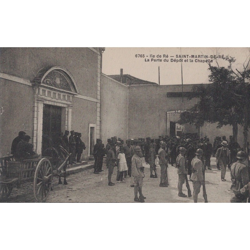 SAINT MARTIN DE RE -  ILE DE RE - LA PORTE DU DEPÔT ET LA CHAPELLE - MILITAIRES - ANIMATION - CARTE NON CIRCULEE.