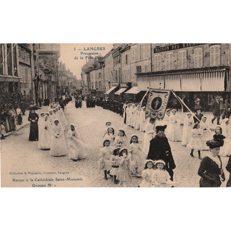 LANGRES - PROCESSION DE LA FETE DIEU - ANIMATION - ENFANT - RETOUR A LA CATHEDRALE ST MAMMES -  CARTE DE 1910.
