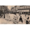 LANGRES - PROCESSION DE LA FETE DIEU - ANIMATION - ENFANT - RETOUR A LA CATHEDRALE ST MAMMES -  CARTE DE 1910.