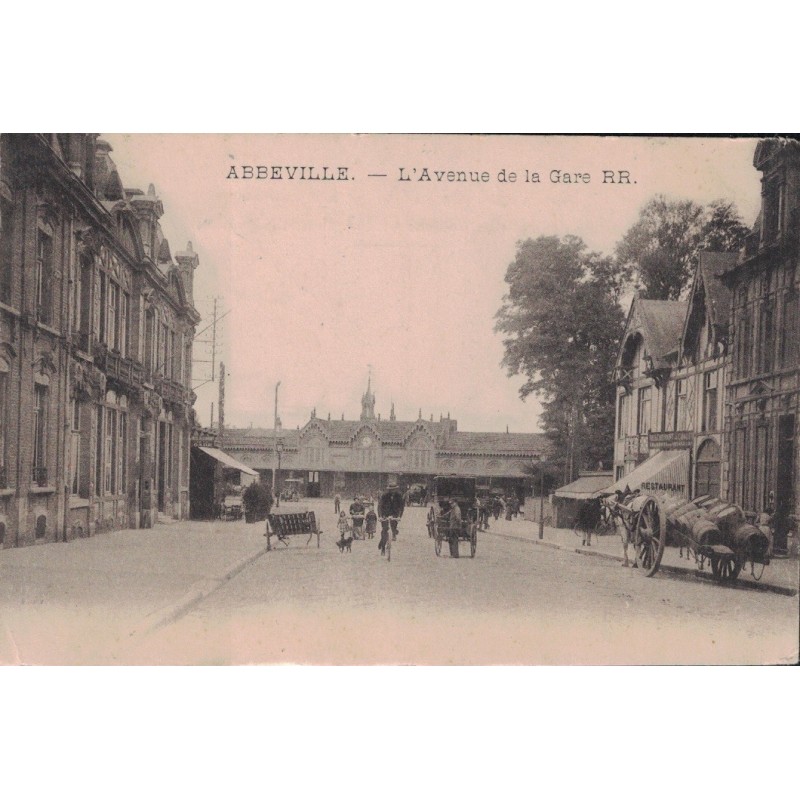 ABBEVILLE - L'AVENUE DE LA GARE - ANNIMATION - CARTE DATEE DE 1905.