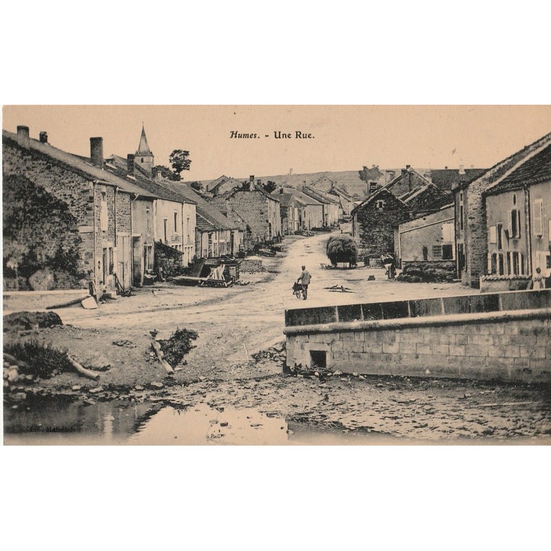 HUMES - UNE RUE - CARTE NON CIRCULEE.