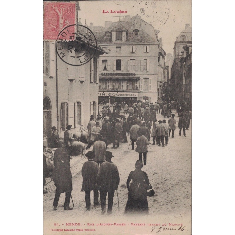 MENDE - RUE D'AIGUES PASSES -  PAYSANS VENANT AU MARCHE -  ANIMATION - CARTE DATEE DE 1906.