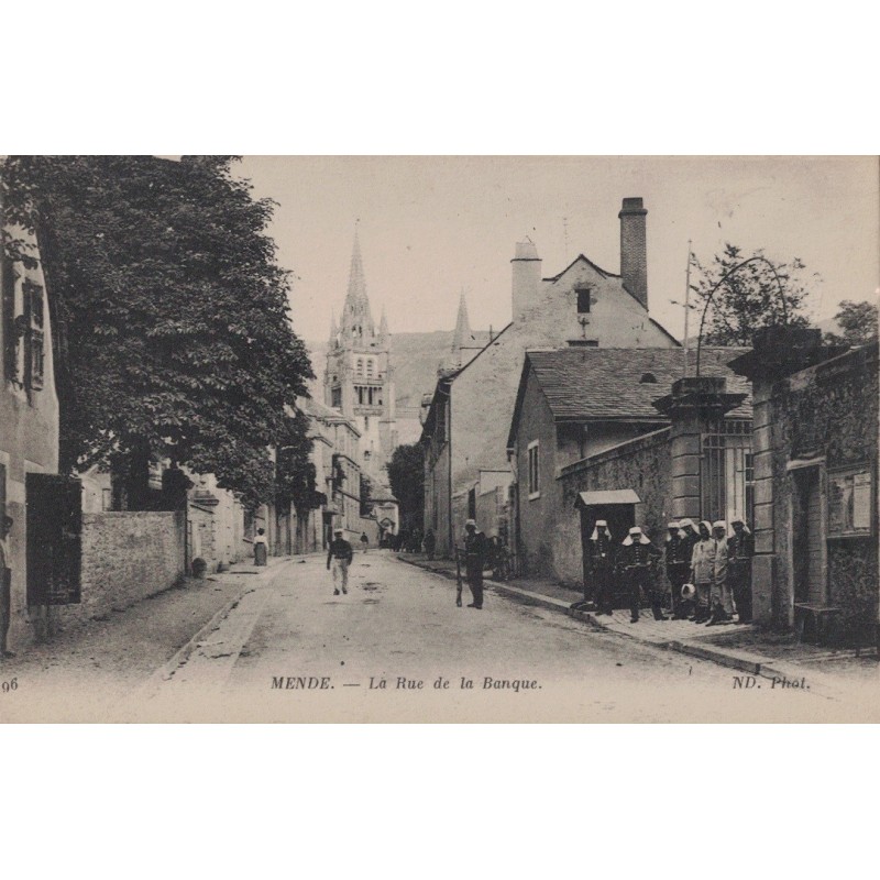 MENDE - LA RUE DE LA BANQUE - ANIMATION - MILTAIRES - CARTE NON CIRCULEE.