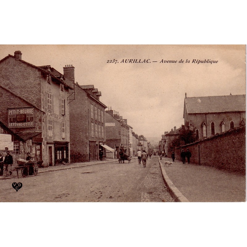 AURILLAC - AVENUE DE LA REPUBLIQUE - CARTE NEUVE.