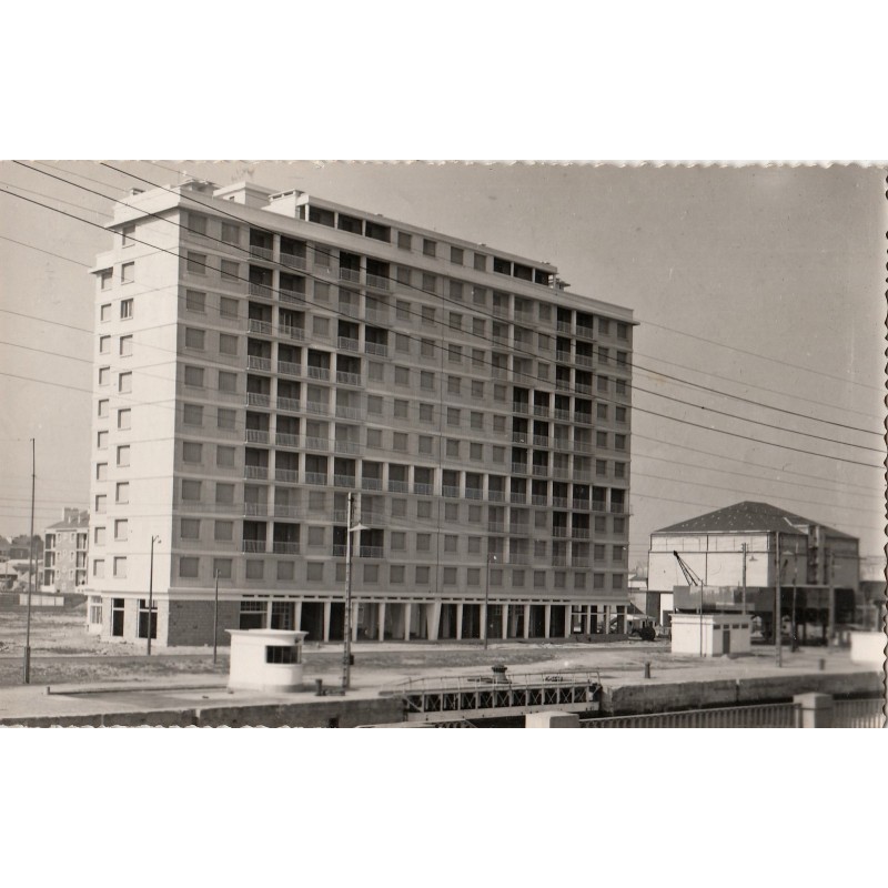 SAINT NAZAIRE - L'ENTREE DES BASSINS - CARTE DATEE DE 1956.