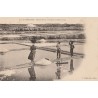 GUERANDE - MARAIS SALANTS - PALUDIERS RECUEILLANT LE SEL - CARTE NON CIRCULEE.