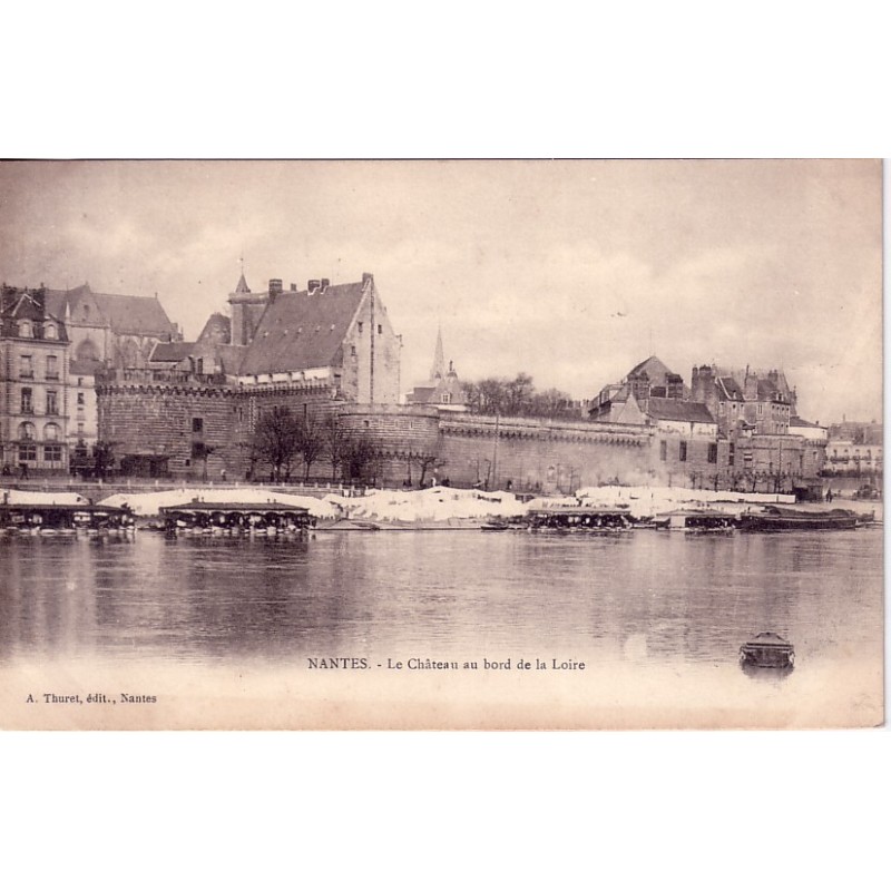 NANTES - LE CHATEAU AU BORD DE LA LOIRE - CARTE NON CIRCULEE.