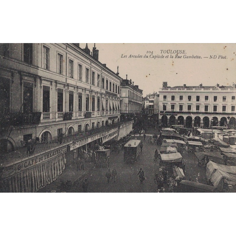 TOULOUSE - LE MARCHE - LES ARCADES DU CAPITOLE ET LA RUE GAMBETTA - CARTE DATEE DE 1910.